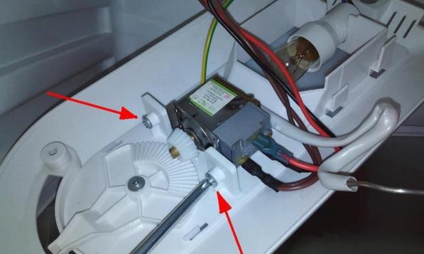 冰箱温度传感器一般安装在冰箱内与冰箱灯合为一体